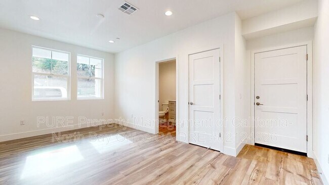Building Photo - 419 Semillon Ln