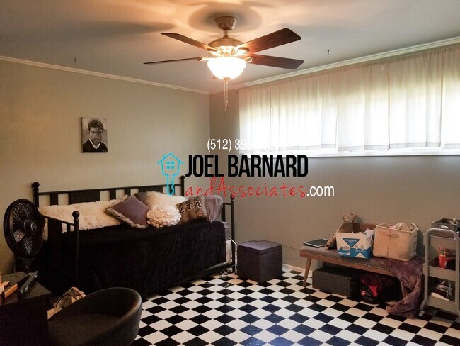 Foto del edificio - **Available May 10** Large Split Level Hom...