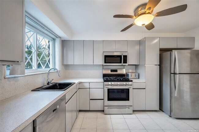 Building Photo - 2803 Voorhies Ave