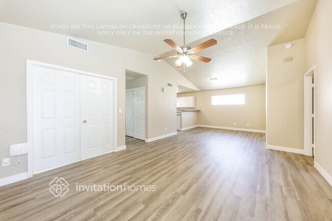 Foto del edificio - 8142 W Mescal St