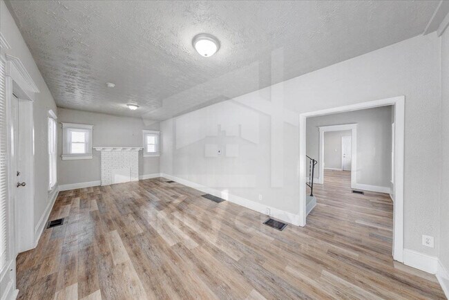 Foto del edificio - 3437 N Sherman Dr