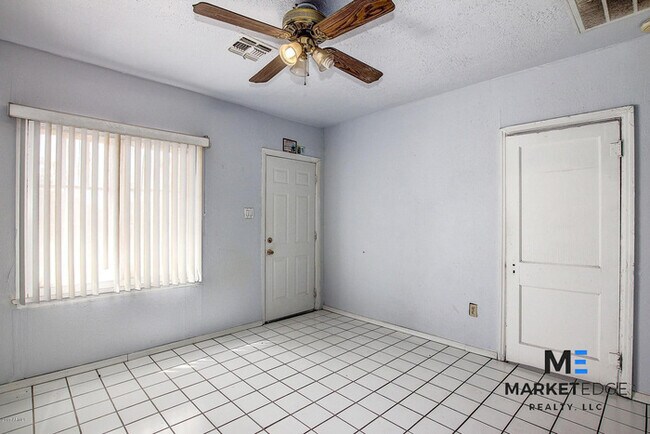 Foto del edificio - 2Bed/1Bath Home at 19th/Van Buren! Apply T...