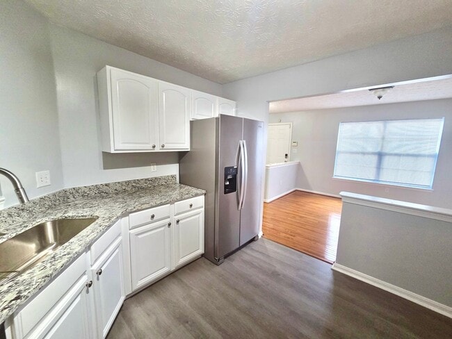 Building Photo - Spacious 4 BR/3.5 BA Townhome in Upper Mar...