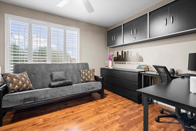 Oficina en casa en el piso superior - 8566 W Cinnabar Ave