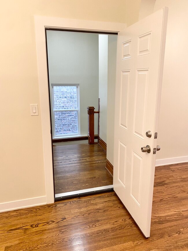 Building Photo - 5117 W Cullom Ave