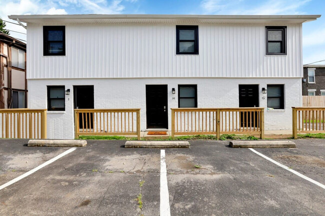 Building Photo - 380 Forest St