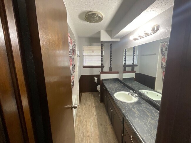 Foto del edificio - Nice 3bed, 1 1/2 bath. 2 car garage