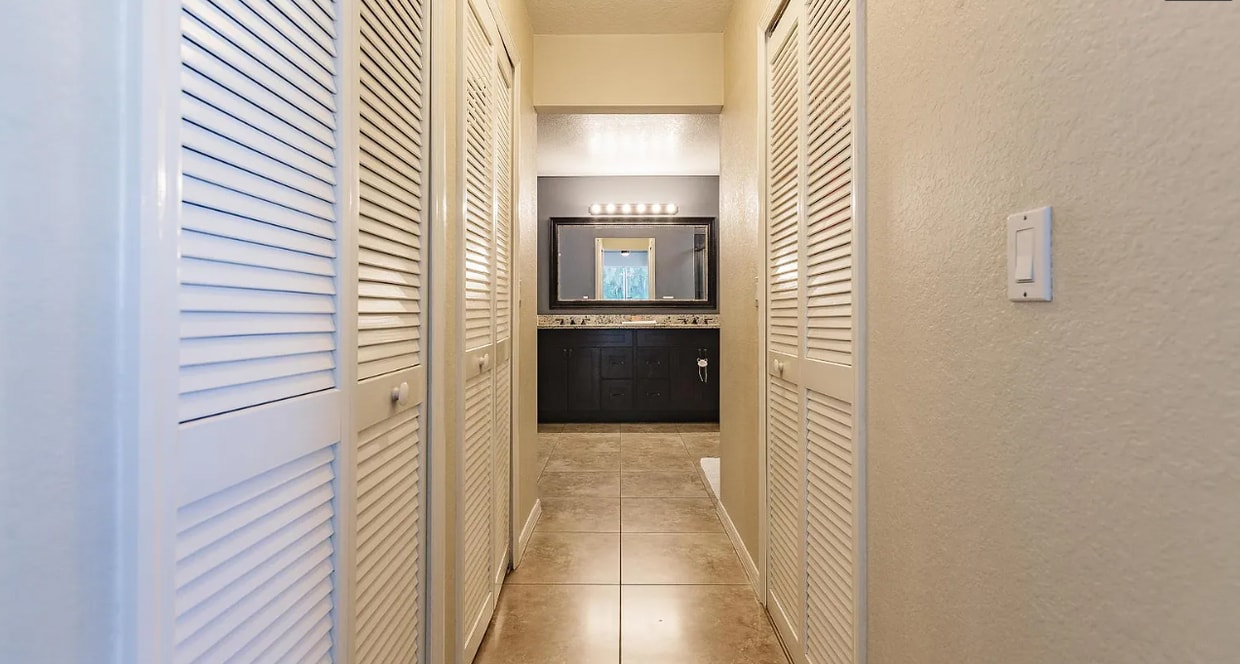Foto del edificio - 14801 Royal Oak Ct