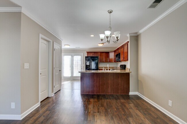 Foto del edificio - Charming Townhome Close to the Interstate !