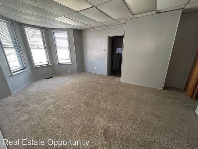 Building Photo - 3 br, 2 bath House - 632 E. Main St.
