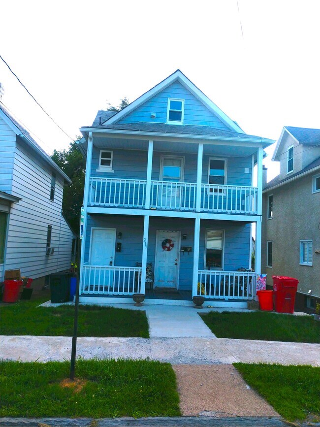 Building Photo - 215 Willow St