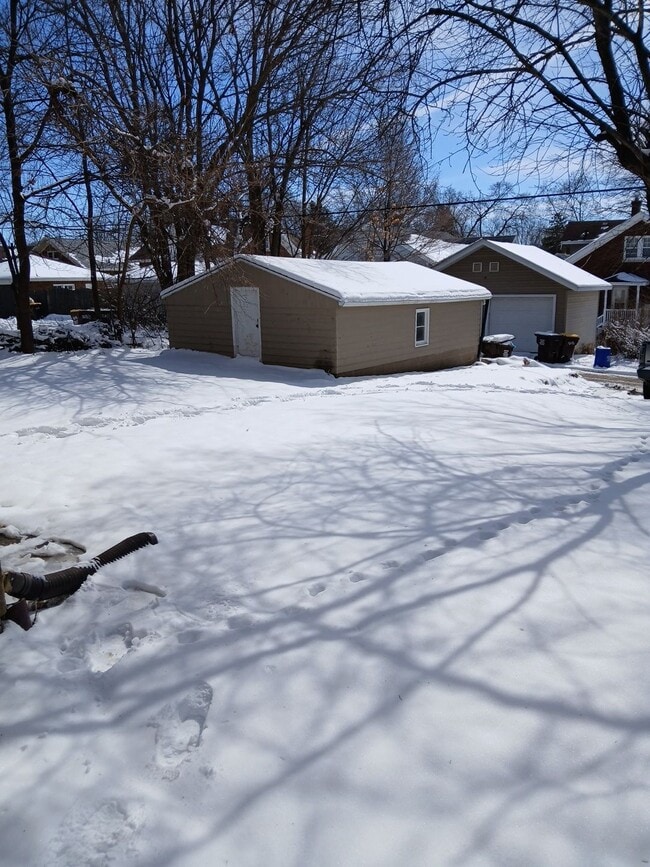 Building Photo - 2305 Broadway