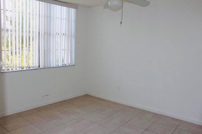 Foto del edificio - 486 NW 165th St