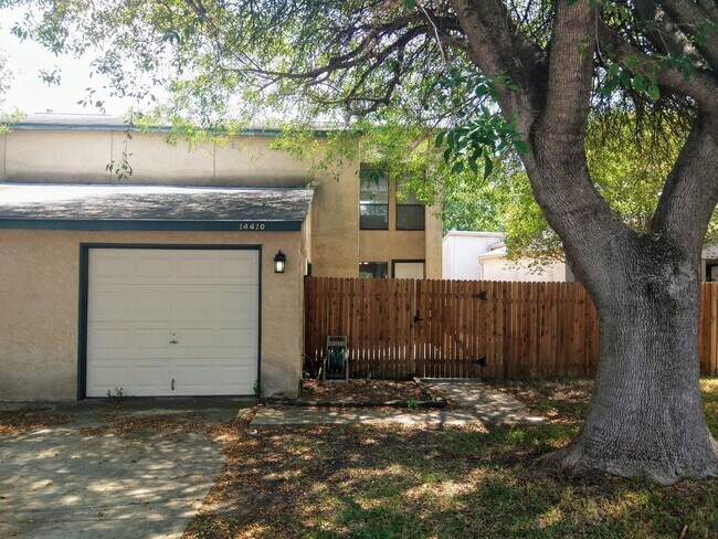 Foto del edificio - Two Bedroom Two Story Townhome In Amazing ...