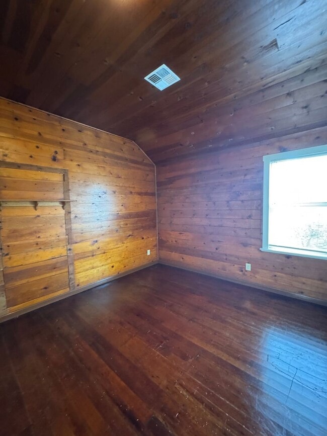 Building Photo - 4 bed 1 bath house in S. Yuba City