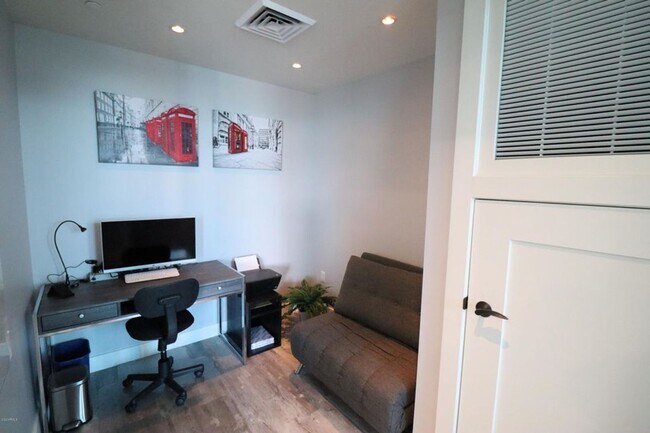 Building Photo - 1 Bedroom/1.5 Bathroom Bridgeview at Hayde...