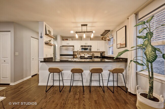 Building Photo - 663 W Division St