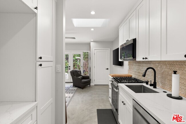 Foto del edificio - 8102 Stewart Ave