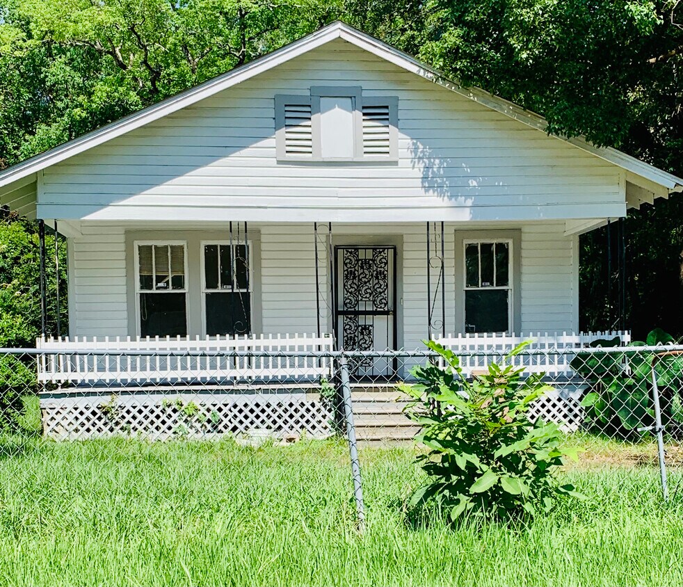 Primary Photo - 670 Burden St