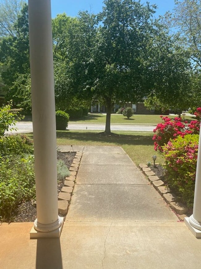 Building Photo - Beautiful 4bedroom 3.5 bath ranch