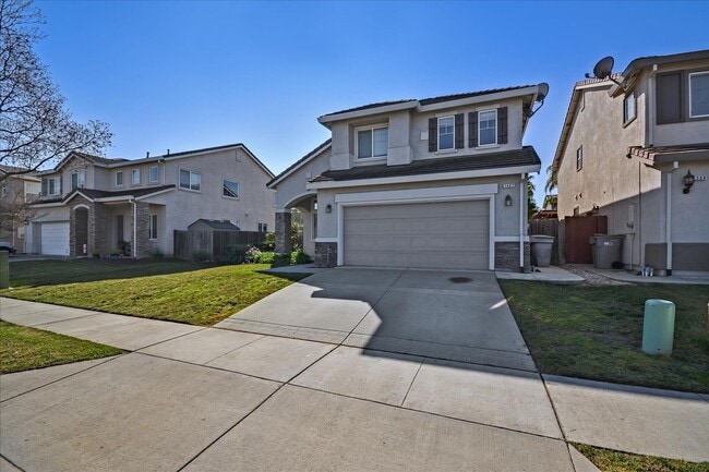 Building Photo - OPEN & SPACIOUS, 4 BEDROOM, 3 BATH 2 STORY...