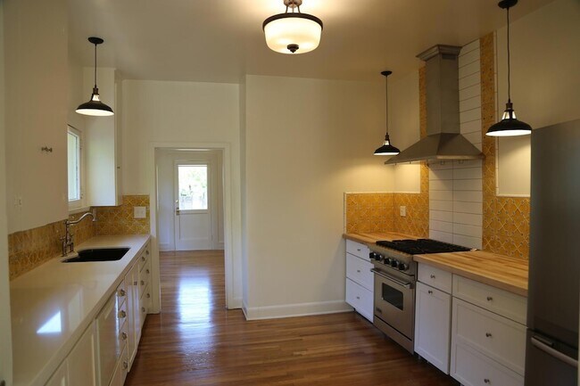 Foto del edificio - 2204 Parkway Dr