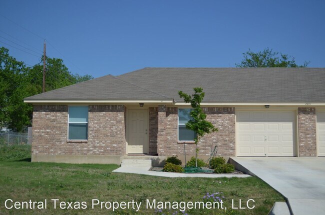 Building Photo - 2201 Wildewood Dr