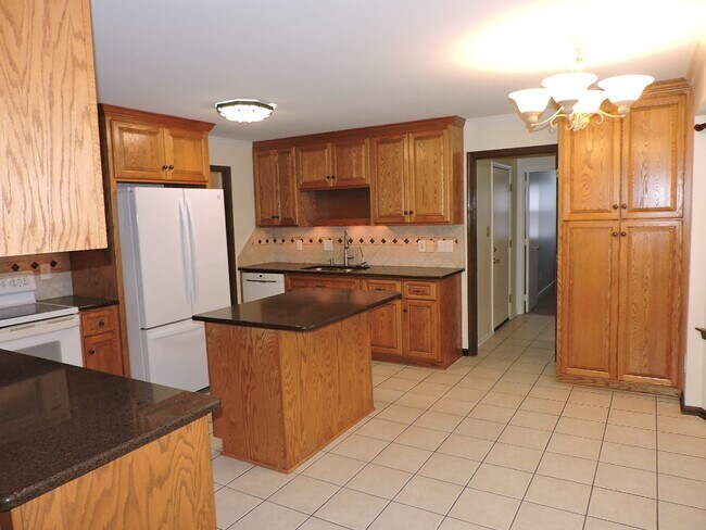 Building Photo - Email Linda@vacosold.com  or Call Office 8...