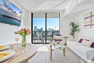 Building Photo - 601 NE 1st Ave