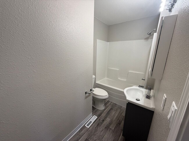 Building Photo - Newly Remodeled! Dog friendly!