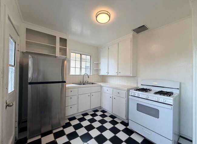 Foto del edificio - Beautiful and Spacious Upstairs 1bd 1 ba w/Balcony