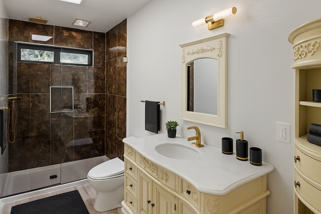 Foto del edificio - 451 Laureles Grade Rd