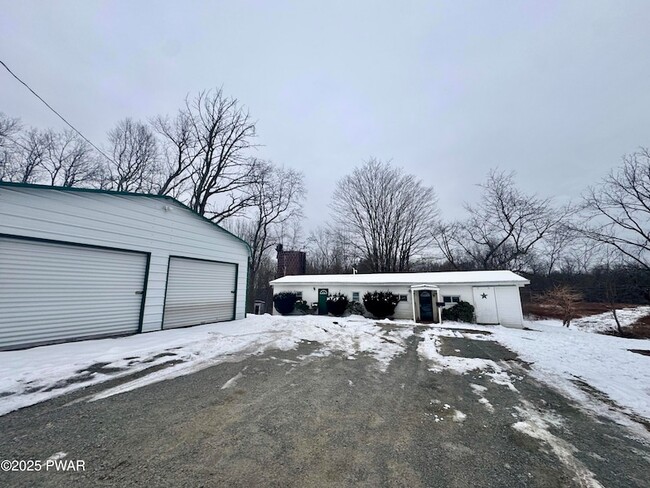 Building Photo - 2566 Easton Turnpike