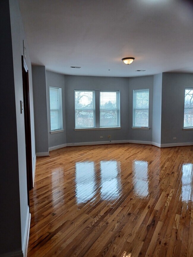 Building Photo - 5741 N Kimball Ave