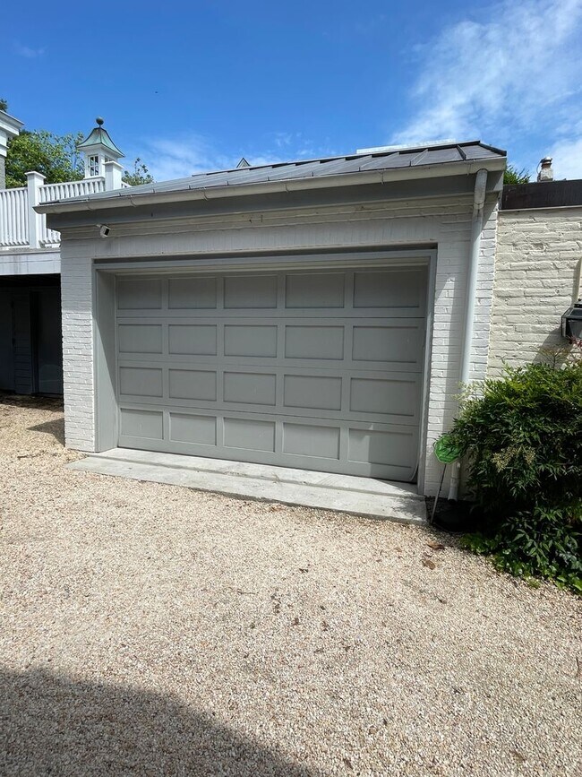 Foto del edificio - Georgetown Splendor with Garage Parking