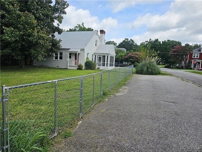 Foto del edificio - Charming 4BR House in Petersburg's Walnut ...