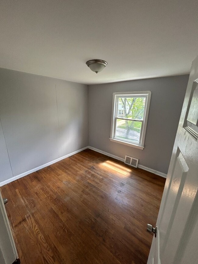 Building Photo - Lee/Harvard Single Home