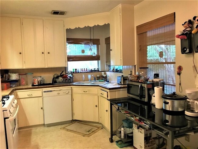 Building Photo - 4013 McDermed Dr