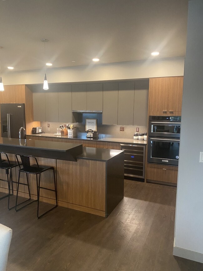 Building Photo - 727 E Front Ave