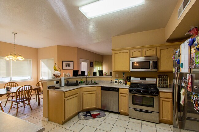 Foto del edificio - BEAUTIFUL EASTSIDE HOME WITH POOL AND HOTTUB