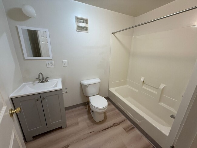 Building Photo - Affordable Lower Unit Close to Downtown
