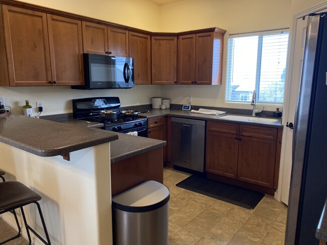 Kitchen - 1177 Northfield Rd