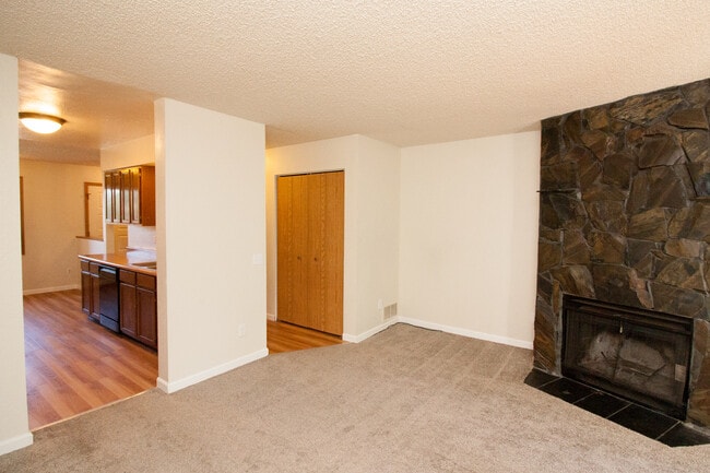 Building Photo - Mayfair 4plex