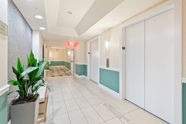 Foto del edificio - Downtown Orlando One Bedroom with Lake Eola View * * Modernized Waverly Condo