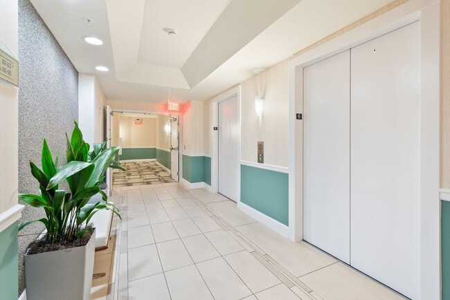 Building Photo - Downtown Orlando One Bedroom with Lake Eola View * * Modernized Waverly Condo