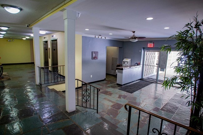 Entrada a la oficina del vestíbulo de Silver Spring House Apartments - Silver Spring House