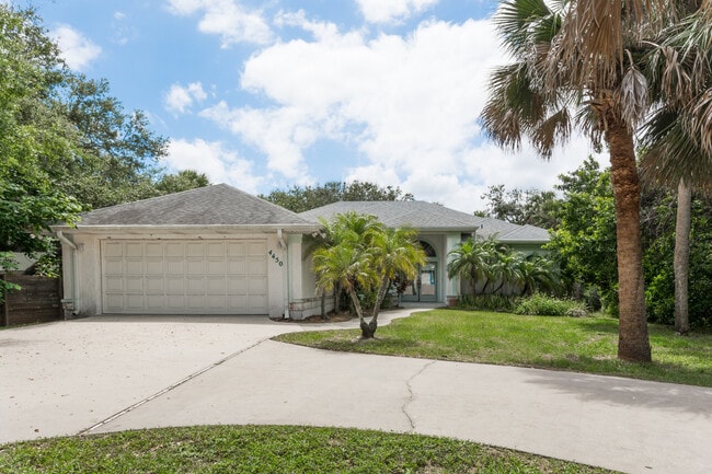 Building Photo - 4450 Saxon Dr