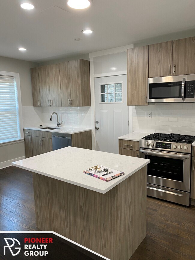 Foto del edificio - 4655 N Manor Ave