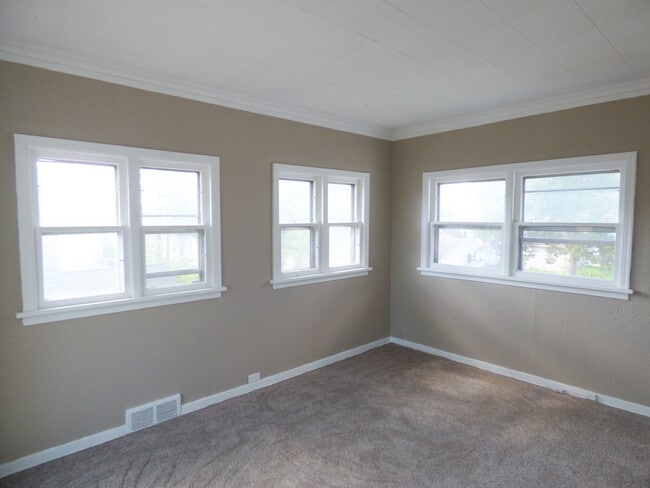 Sun Room - 27 6th Ave SE