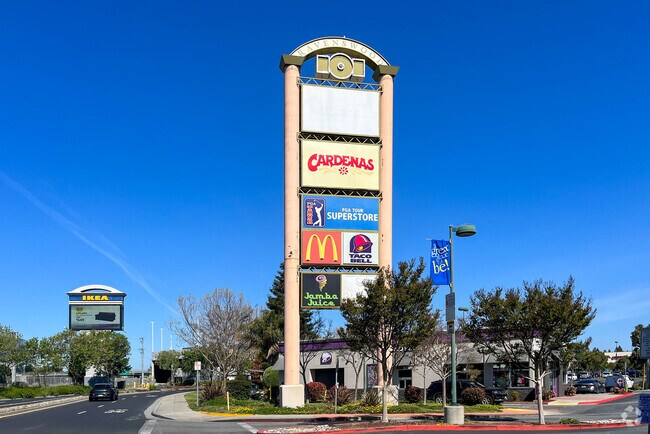 Ravenswood Shopping Center has a supermarket as well as familiar chain restaurants in East Palo Alto neighborhood.